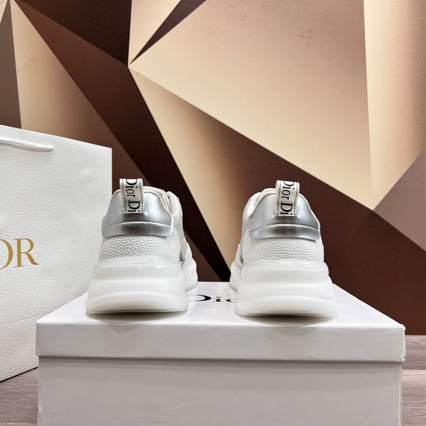 Factory price: 438💰Dior original quality.~ Unique modern style sneakers. 🏃A must-have casual shoe for trendy men😍😍 Imported cowhide fabric, sheepskin foot pads (refuse to discolor and grind feet) soles: Original soles specially provided by the original factory, French lazy style design ⚠️Fit to the feet, original quality, super comfortable original soles. It’s like shooting the real thing🎬The real thing is better, high-quality sneakers, men’s shoe size: 38-44 (45 and 46 can be customized)